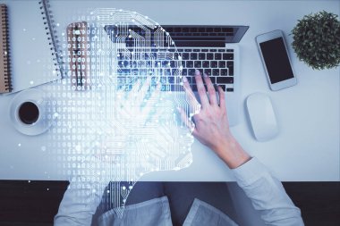 Bilgisayar ve insan beyin hologramı çizimleri üzerinde çalışan bir kadının çifte pozu. Üst Manzara. Ai kavramı.