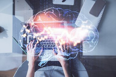 Bilgisayar ve insan beyin hologramı çizimleri üzerinde çalışan bir kadının çifte pozu. Üst Manzara. Ai kavramı.