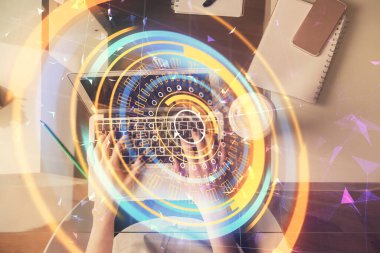 Bilgisayar ve teknoloji temalı hologram çizimlerinde çalışan kadın elleri çift pozlama. Üst Manzara. Teknoloji konsepti.