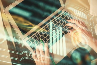 Bilgisayar ve teknoloji temalı hologram çizimlerinde çalışan kadın elleri çift pozlama. Üst Manzara. Teknoloji konsepti.