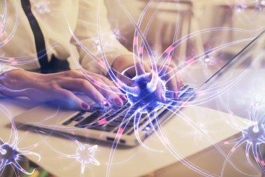 Kadın elinin bilgisayarda ve nöron çizimlerinde çifte pozlama. Eğitim kavramı.