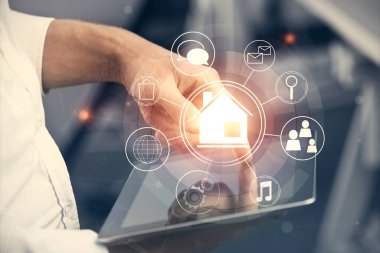 Dijital bir cihaz ve şehir çizimi kullanarak insanın ellerini tutarken çift pozlama.