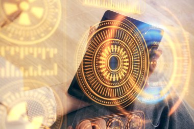 Dijital bir cihaz ve teknoloji temalı hologram çizimi kullanarak insanın elini tutarken çift pozlama. Teknoloji konsepti.