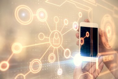 Sosyal ağda çifte pozlama hologram ve cep telefonu kullanan bir kadın..