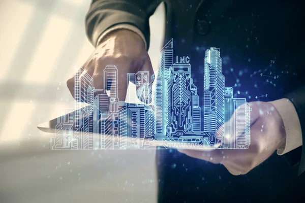 Dijital bir cihaz ve şehir çizimi kullanarak insanın ellerini tutarken çift pozlama.