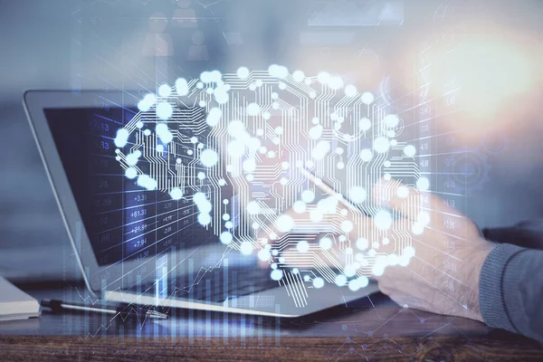 Bir adamın elini tutarken ve dijital bir cihaz ve beyin hologramı çizerken çift pozlama. Veri kavramı.