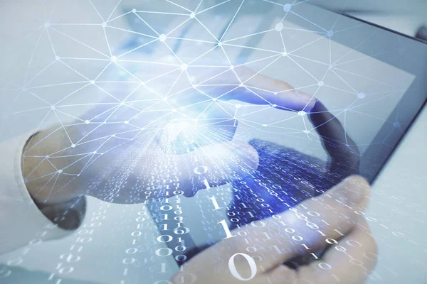 Dijital bir cihaz ve veri temalı çizim kullanan bir adamın el ele tutuşması. Yenilik kavramı.