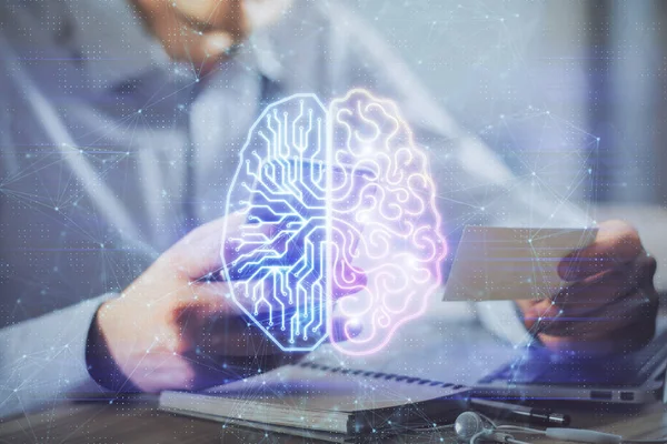 Bir adamın elini tutarken ve dijital bir cihaz ve beyin hologramı çizerken çift pozlama. Veri kavramı.