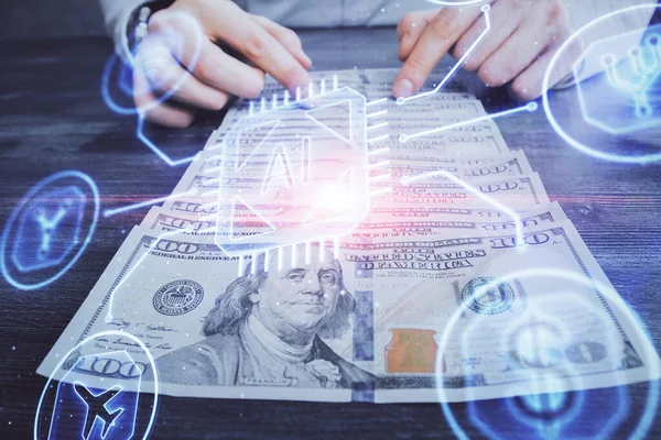 Teknolojinin iki katına çıkması hologram, dolar banknotları ve insan eli. Veri kavramı