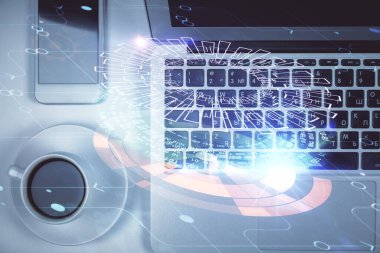 Bilgisayarla üst görünüm çalışma masası arka planında veri temasının çoklu pozlanması hologramı çiziyor. Teknoloji kavramı.