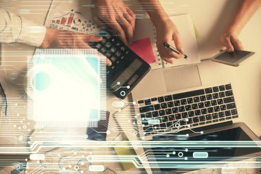 Kadın ve erkeğin birlikte çalışması ve veri temalı hologram çizimi. Bilgisayar arkaplanı. Üst Görünüm.