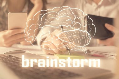 Kadın ve erkeğin birlikte çalışması ve yaratıcı hologram çizimi. Konsepti başlat. Bilgisayar arkaplanı.