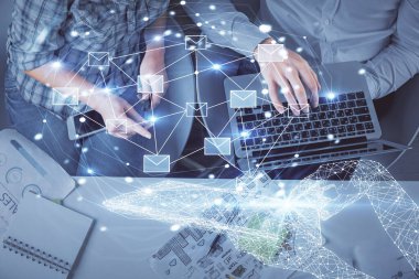 Birlikte çalışan kadın ve erkeğin çifte pozu ve hologram çizimi. Bilgisayar arkaplanı. Üst Manzara. Elektronik posta kavramı.