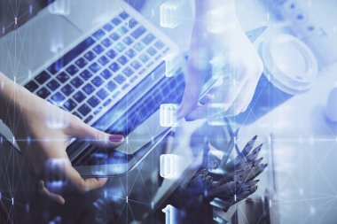 Bilgisayar ve veri temalı hologram çizimleri üzerinde çalışan kadın ellerine çok fazla maruz kalma. Teknoloji kavramı.