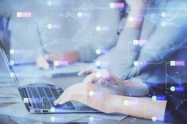 Bilgisayar ve veri temalı hologram çizimlerinde çalışan kadın elleri çift pozlama. Teknoloji kavramı.