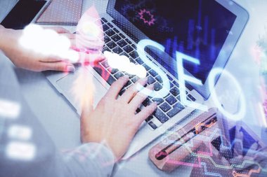 Bilgisayar ve seo hologram çizimleri üzerinde çalışan kadın elleri çift pozlama. internet arama kavramı.