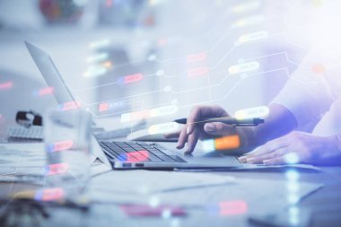 Bilgisayar ve veri temalı hologram çizimlerinde çalışan kadın elleri çift pozlama. Teknoloji kavramı.