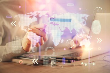 Elinde kredi kartı ve dünya haritası çizimi olan bir adamın ellerine iki kez maruz kalmış. Uluslararası İnternet E-ticaret ve teknoloji kavramı.