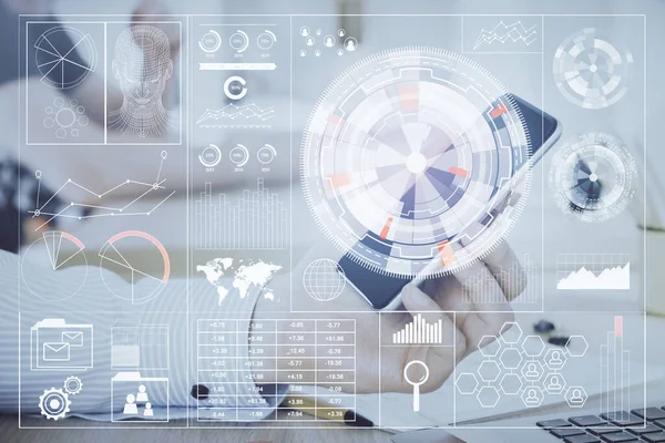 Bir adamın elini tutarken ve dijital bir cihaz ve veri temalı hologram çizimi kullanırken çift pozlama. Teknoloji konsepti.