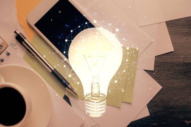 Ampulü telefonla masanın üzerine çizerken çift pozlama. Üst Manzara. Fikir kavramı.