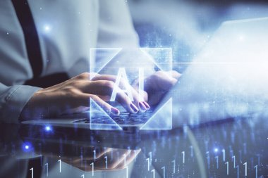 Bilgisayar ve veri temalı hologram çizimleri üzerinde çalışan kadın ellerine çok fazla maruz kalma. Teknoloji kavramı.