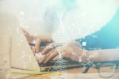 Bilgisayarda yazı yazan ve DNA hologramı çizen bir kadının ellerine iki kez maruz kalmış. Tıp eğitimi kavramı.