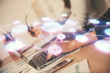 Kadın elinin bilgisayar ve sosyal ağ temalı hologram çizimlerinde çifte pozlama. Halk medyası kavramı.