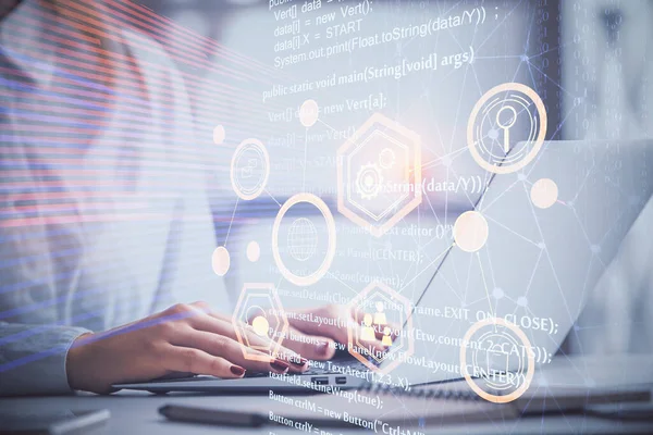 Bilgisayar ve veri temalı hologram çizimleri üzerinde çalışan kadın ellerine çok fazla maruz kalma. Teknoloji kavramı.