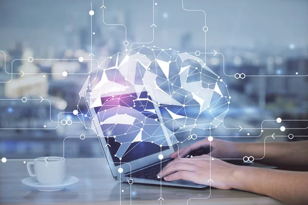 Bilgisayar ve insan beyin hologramı çizimleri üzerinde çalışan kadın ellerine çok maruz kaldı. Ai teknoloji konsepti.