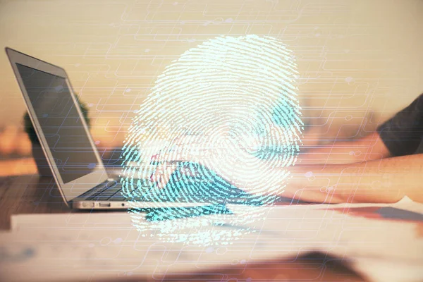 Bilgisayarda yazı yazan ve parmak izi çizimi yapan bir kadının ellerine iki kez maruz kalmış. Güvenlik kavramı.