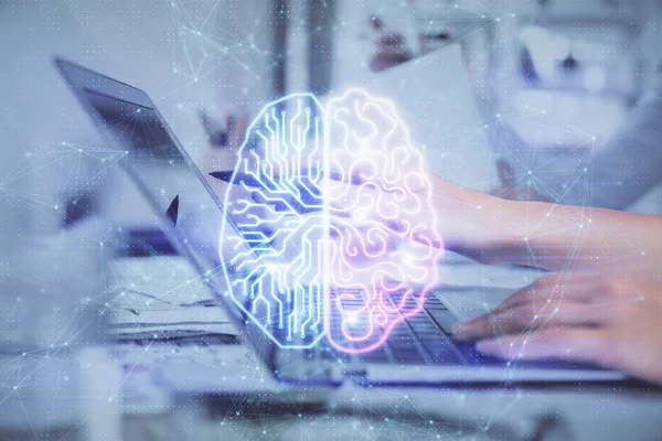 Bilgisayar ve beyin hologramı çizimleri üzerinde çalışan çok sayıda kadın eli var. Ai kavramı.