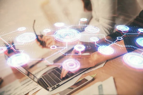 Kadın elinin bilgisayar ve sosyal ağ temalı hologram çizimlerinde çifte pozlama. Halk medyası kavramı.