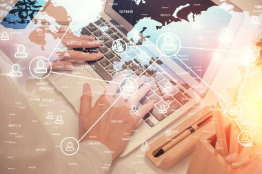 Kadın elinin bilgisayar ve sosyal ağ temalı hologram çizimlerinde çifte pozlama. Halk medyası kavramı.