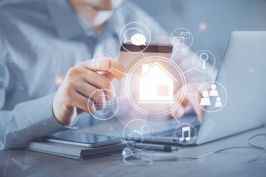 Elinde kredi kartı ve şehir çizimi olan bir adamın ellerine iki kez maruz kalmış. Modern şehir ve E-ticaret çevrimiçi ücret konsepti.