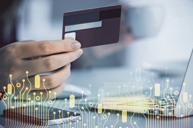 Kredi kartı ve veri temalı hologram çizimi tutan bir kadının online alışverişine iki kez maruz kalışı. E-ticaret kavramı.