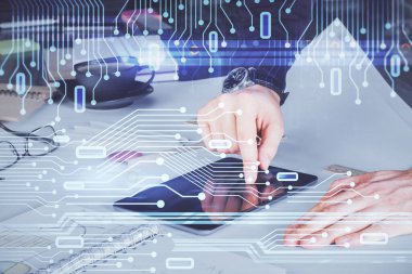 Bir adamın elini tutarken ve dijital bir cihaz ve veri temalı çizim kullanırken çift pozlama. Teknoloji konsepti.