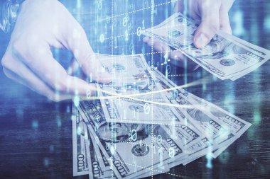 Teknolojiye çoklu maruz kalma hologram, dolar banknotları ve insan eli. Veri kavramı