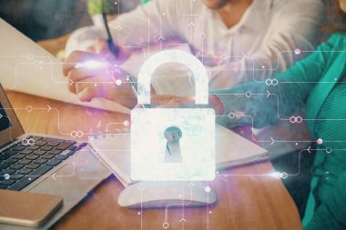 Arka planda not alan insanları iki kez kilide maruz bırakmış. Güvenlik kavramı