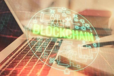 Masa arkasında kahve ve eşyalar olan kripto teknolojisi çizimi ve masaüstüne çifte maruz kalma. Engelleme zinciri kavramı