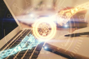 Masa arkasında kahve ve eşyalar olan kripto teknolojisi çizimi ve masaüstüne çifte maruz kalma. Engelleme zinciri kavramı