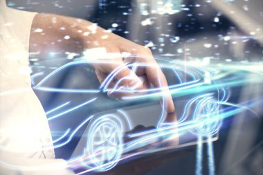 Dijital bir cihaz ve otomobil temalı hologram çizimi kullanarak insanın elini tutarken çift pozlama. Teknoloji konsepti.