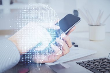 Bir adamın elini tutarken ve dijital bir cihaz ve beyin hologramı çizerken çift pozlama. Veri kavramı.