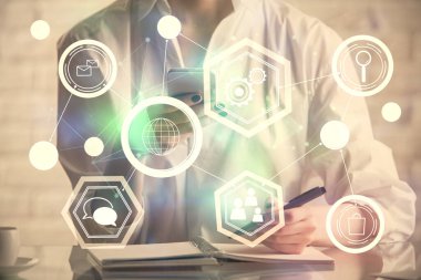 Sosyal ağda çifte pozlama hologram ve cep telefonu kullanan bir kadın..