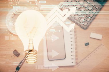 Ampulü telefonla masanın üzerine çizerken çift pozlama. Üst Manzara. Fikir kavramı.