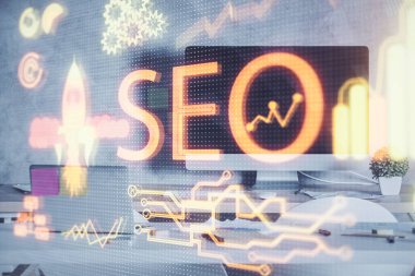 SEO çizimine ve ofis içi arka planına iki kez maruz kalmış. Arama optimizasyon motoru kavramı.
