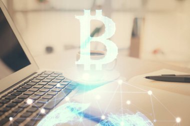 Masa arkasında kahve ve eşyalar olan kripto teknolojisi çizimi ve masaüstüne çifte maruz kalma. Engelleme zinciri kavramı