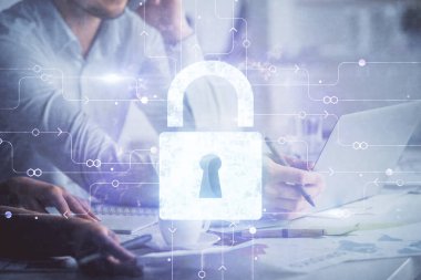 Kadın ve erkeğin birlikte çalışması ve teknoloji temalı kilidin hologram çekmesi. Güvenlik kavramı. Bilgisayar arkaplanı.