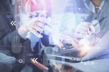 Kadın ve erkeğin birlikte çalıştığı çifte pozlama ve teknoloji temalı dünya haritası hologram çizimi. Uluslararası iş teknolojisi konsepti. Bilgisayar arkaplanı.