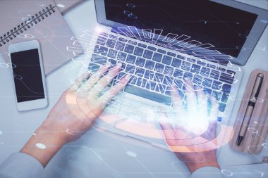 Bilgisayar ve veri temalı hologram çizimlerinde çalışan kadın elleri çift pozlama. Üst Manzara. Teknoloji konsepti.