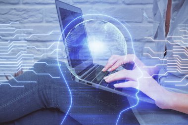 Bilgisayar ve beyin hologramı çizimleri üzerinde çalışan çok sayıda kadın eli var. Ai kavramı.